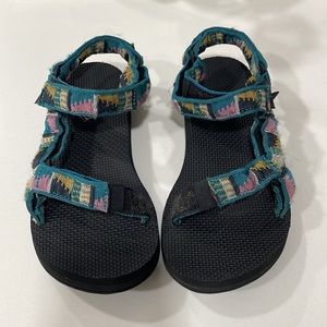 Tevas Aztec pattern outdoor sandals